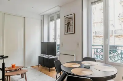 Télévision ou salle de divertissement dans l'établissement Elegant Parisian Apartment near Eiffel Tower