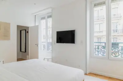 Télévision ou salle de divertissement dans l'établissement Elegant Parisian Apartment near Eiffel Tower