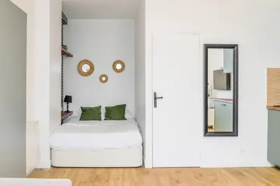 Un ou plusieurs lits dans un hébergement de l'établissement Enjoy in a Lovely Nest with modern design