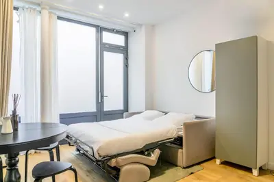 Un ou plusieurs lits dans un hébergement de l'établissement Enjoy in a Lovely Nest with modern design