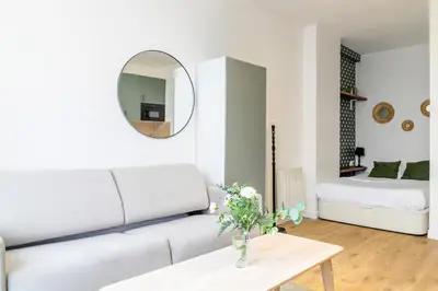 Un ou plusieurs lits dans un hébergement de l'établissement Enjoy in a Lovely Nest with modern design