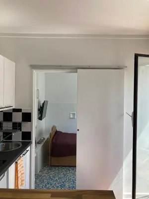 Cuisine ou kitchenette dans l'établissement パリ16区 改装したばかりのアパルトマン クーラー付