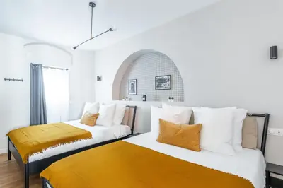 Un ou plusieurs lits dans un hébergement de l'établissement Lounge in a cosy apartment on Canal Saint-Martin