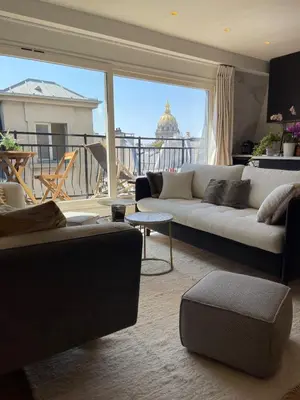 Coin salon dans l'établissement Beautiful apartment terrace Invalides and fireplace