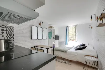 Un ou plusieurs lits dans un hébergement de l'établissement Cosy Studio in center of Paris