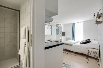 Un ou plusieurs lits dans un hébergement de l'établissement Cosy Studio in center of Paris