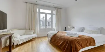Un ou plusieurs lits dans un hébergement de l'établissement Renovated, Amazing & Huge Flat of 200 sqm Paris 16