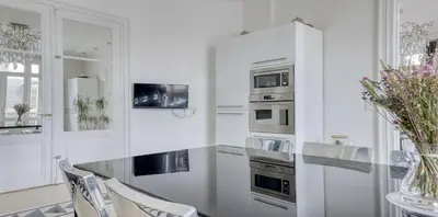 Cuisine ou kitchenette dans l'établissement Renovated, Amazing & Huge Flat of 200 sqm Paris 16