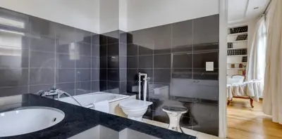 Salle de bains dans l'établissement Renovated, Amazing & Huge Flat of 200 sqm Paris 16