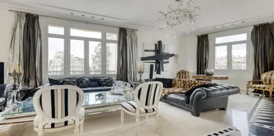 Coin salon dans l'établissement Renovated, Amazing & Huge Flat of 200 sqm Paris 16