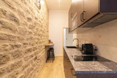 Cuisine ou kitchenette dans l'établissement Cozy Apartment in heart of Montmartre