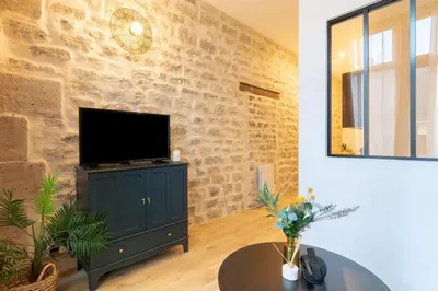 Télévision ou salle de divertissement dans l'établissement Cozy Apartment in heart of Montmartre