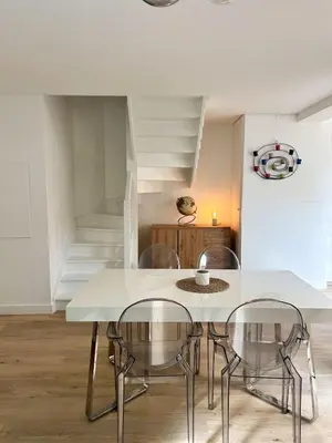 Coin salon dans l'établissement Modern and Quiet House with Patio