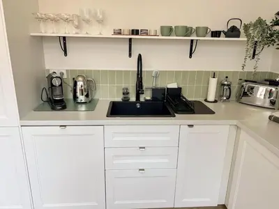 Cuisine ou kitchenette dans l'établissement Modern and Quiet House with Patio
