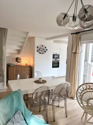 Coin salon dans l'établissement Modern and Quiet House with Patio