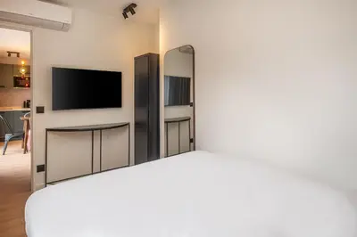Télévision ou salle de divertissement dans l'établissement Montmartre Paris Suite