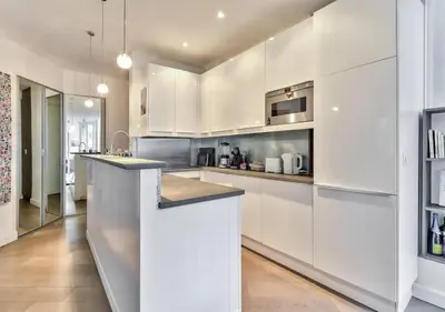 Cuisine ou kitchenette dans l'établissement Bright & Modern Flat in le Marais - An Ecoloflat