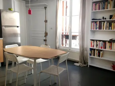 Bibliothèque dans l'appartement