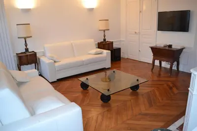 Coin salon dans l'établissement Appartement moulin rouge II
