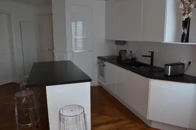 Cuisine ou kitchenette dans l'établissement Appartement moulin rouge II
