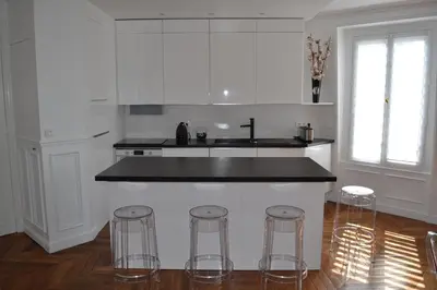 Cuisine ou kitchenette dans l'établissement Appartement moulin rouge II
