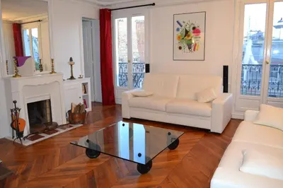 Coin salon dans l'établissement Appartement moulin rouge II