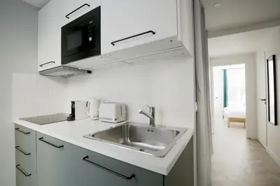 Cuisine ou kitchenette dans l'établissement Chill-out on Private Patio in Vintage Masterpiece