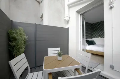 Coin salon dans l'établissement Chill-out on Private Patio in Vintage Masterpiece