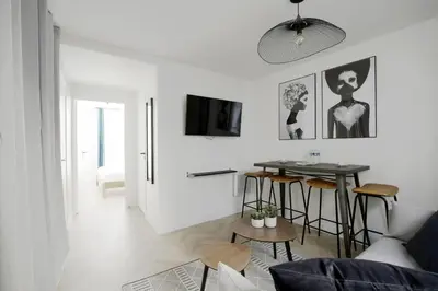 Télévision ou salle de divertissement dans l'établissement Chill-out on Private Patio in Vintage Masterpiece