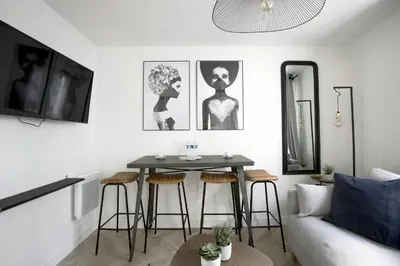 Télévision ou salle de divertissement dans l'établissement Chill-out on Private Patio in Vintage Masterpiece