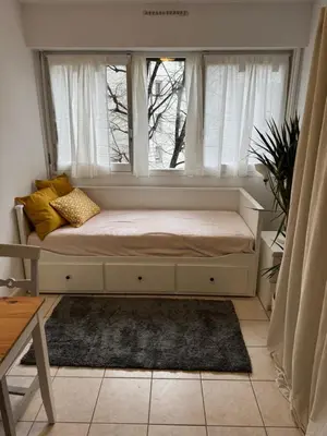 Un ou plusieurs lits dans un hébergement de l'établissement Studio équipé Paris 20e