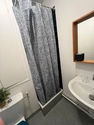 Salle de bains dans l'établissement Studio équipé Paris 20e