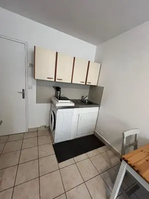 Cuisine ou kitchenette dans l'établissement Studio équipé Paris 20e