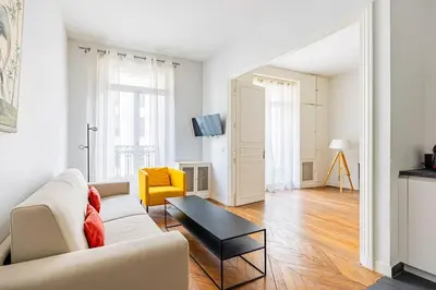 Télévision ou salle de divertissement dans l'établissement 4P apartment #Jardin Luxembourg#Montparnasse#Paris 6