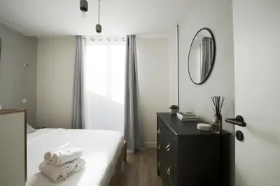 Un ou plusieurs lits dans un hébergement de l'établissement Stay in a Designer Apartment with Private Terrace
