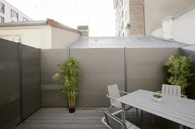 Balcon ou terrasse dans l'établissement Stay in a Designer Apartment with Private Terrace