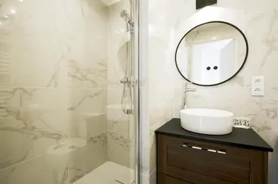 Salle de bains dans l'établissement Stay in a Designer Apartment with Private Terrace