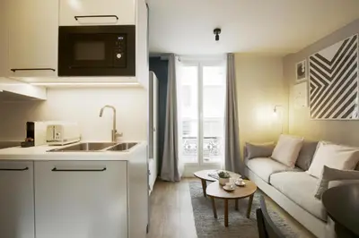 Cuisine ou kitchenette dans l'établissement Stay in a Designer Apartment with Private Terrace