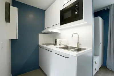 Cuisine ou kitchenette dans l'établissement Stay in a Designer Apartment with Private Terrace
