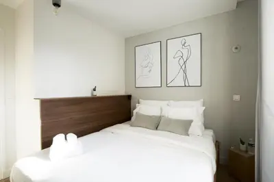 Un ou plusieurs lits dans un hébergement de l'établissement Stay in a Designer Apartment with Private Terrace