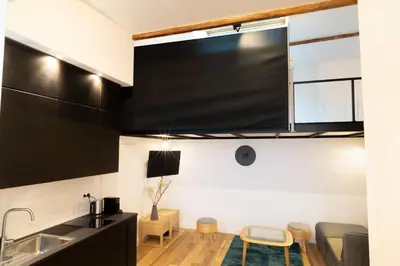 Télévision ou salle de divertissement dans l'établissement Studio 5 mn from Arc de triomphe - Champs-Élysées