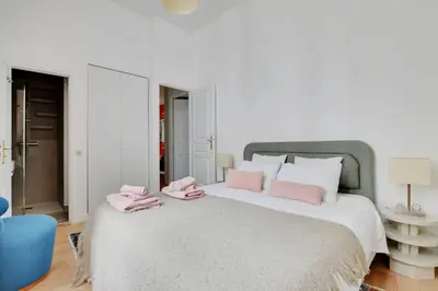 Un ou plusieurs lits dans un hébergement de l'établissement Luxury Paris, paisible, 2 chambres, toute commodités
