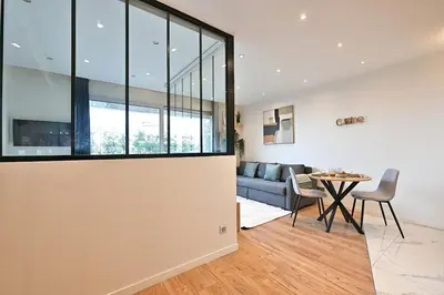 Coin salon dans l'établissement Charmant appartement Neuilly-sur-seine- II