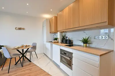 Cuisine ou kitchenette dans l'établissement Charmant appartement Neuilly-sur-seine- II