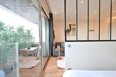 Coin salon dans l'établissement Charmant appartement Neuilly-sur-seine- II