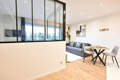 Coin salon dans l'établissement Charmant appartement Neuilly-sur-seine- II
