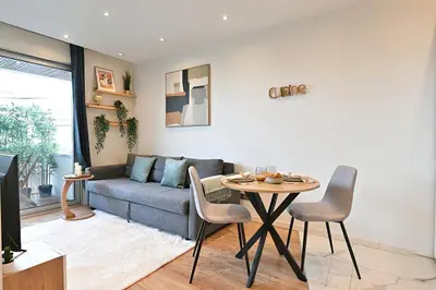 Coin salon dans l'établissement Charmant appartement Neuilly-sur-seine- II