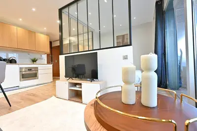 Cuisine ou kitchenette dans l'établissement Charmant appartement Neuilly-sur-seine- II