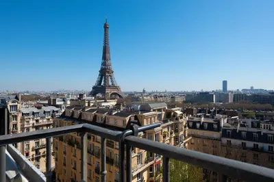 Vue générale sur Paris ou vue de la ville depuis l'appartement