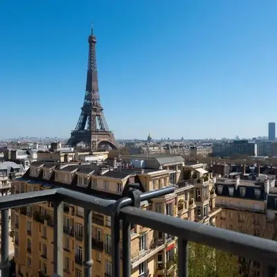 Studio Eiffel Tower view